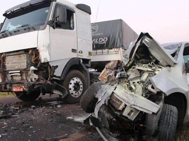 M&atilde;e e filhos ficam feridos em colis&atilde;o de carro com carreta na MS-276