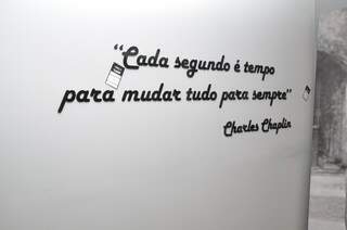 Uma das peças mais em conta é a frase de Charles Chaplin. (Foto: Marcelo Callazans)