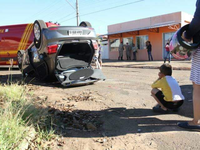 Carro capota ap&oacute;s colis&atilde;o em cruzamento sem sinaliza&ccedil;&atilde;o 