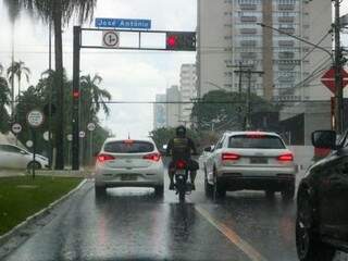 Chuva caindo em trecho da Avenida Afonso Pena, próximo ao Obelisco, no fim da manhã de hoje (Foto: Marcos Maluf)