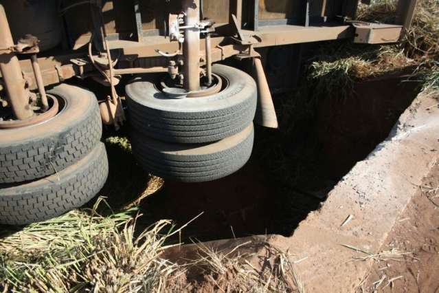 Roda fica presa em boca de lobo e carreta tomba na BR-163 