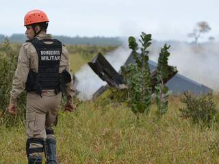 Aeronave caiu no início deste sábado. O oficial era o único ocupante. (Foto: Simão Nogueira)