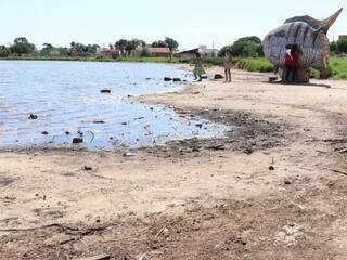 Lago disputa espaço com longa faixa de areia no bairro Tiradentes (Foto: Henrique Kawaminami)