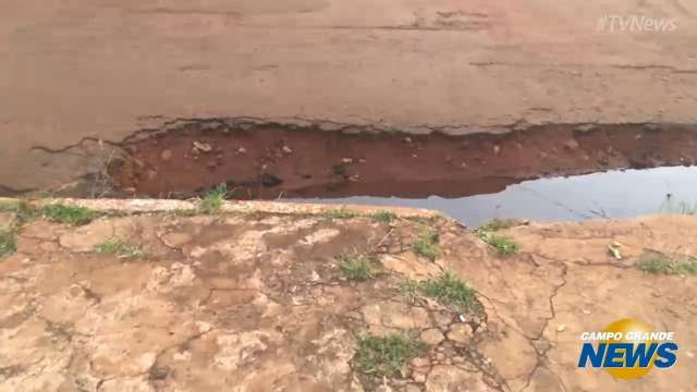 Burac&atilde;o na porta de casa impede aposentado de usar o carro