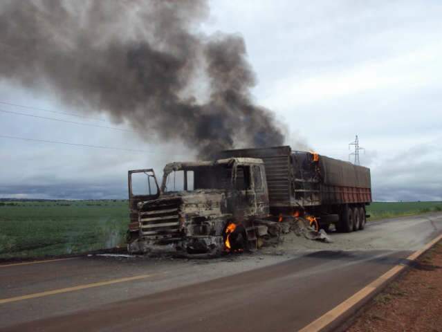  Carreta com carga de cimento &eacute; destru&iacute;da por fogo na MS-267