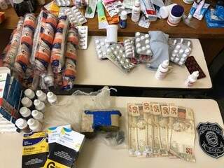 Medicamentos, dinheiro e drogas apreendidas na casa de suspeito preso. (Foto: Divulgação/Polícia Civil) 