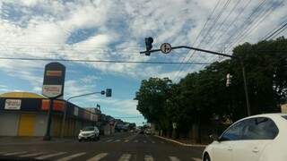 Semáforo danificado no cruzamento da Av Ceará com a rua Eduardo Santos Pereira (Foto: Direto das ruas)