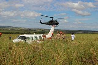 Helicóptero da Base Aérea chega ao local do acidente para resgatar piloto. (Foto:Fernando Antunes)