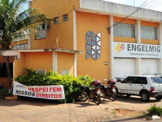 Funcion&aacute;rios da Engelmig paralisam trabalhos por tempo indeterminado