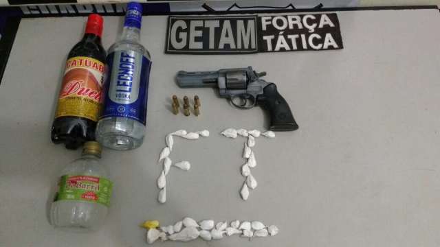 Festa &#039;regada&#039; a &aacute;lcool, drogas e arma para menores termina com tr&ecirc;s presos