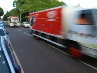 Trânsito em importante via de Campo Grande na tarde desta quinta-feira (04). Alta velocidade é o principal fator de risco para acidentes com mortes. (Foto: André Bittar)