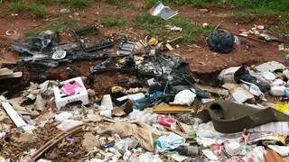 No terreno é descartado lixo orgânico, restos de móveis e eletrodomésticos.(Direto das Ruas).