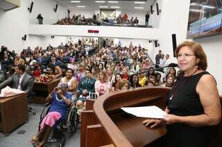 Ex-deputada Dione Hashioka falou em nome das homenageadas (Foto: Assessoria/ALMS)