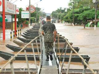 Passarela construída pelo Exército é única travessia para pedestres em Aquidauana. (Foto: O Pantaneiro)