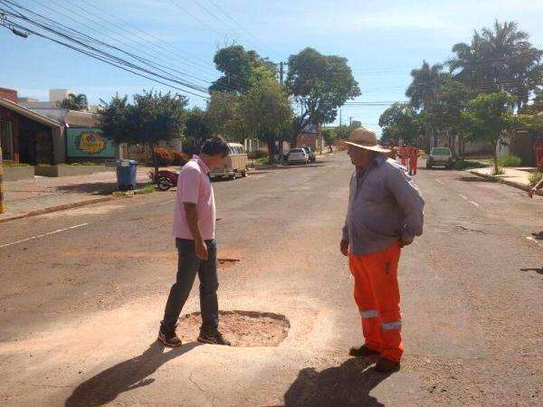 Prefeitura refor&ccedil;a reparos, mas diz que equipes n&atilde;o &lsquo;vencem&rsquo; buraqueira