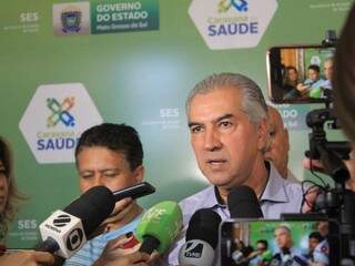 Reinaldo Azambuja (PSDB) durante entrevista coletiva no Hospital Regional (Foto: Marina Pacheco)