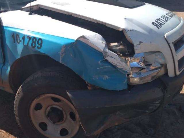 Motorista tenta fazer convers&atilde;o proibida e bate em viatura da PM