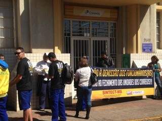 Manifestantes estão em frente a agência do Correios na avenida Calógeras. (Foto: Elci Holsback)
