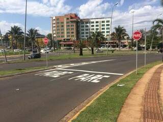 ntrelaçamento do trânsito ocorre quando o semáforo da Avenida Nelly Martins se abre e os carros avançam sentido à Avenida Afonso Pena. (Foto: Danielle Valentim)