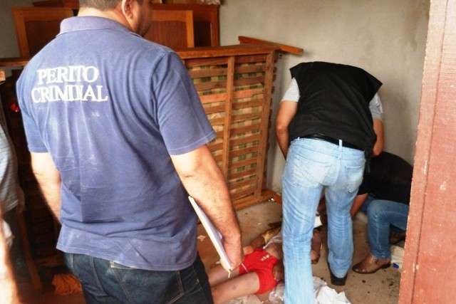 Travesti de 14 anos &eacute; encontrada morta embaixo de cama