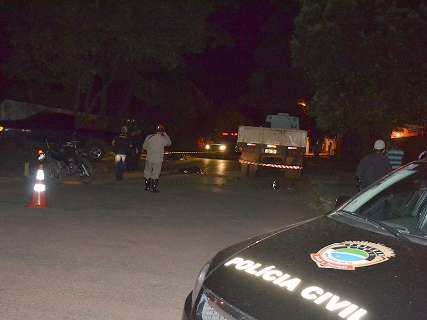 Motociclista morre ao bater perder o controle e bater caminh&atilde;o estacionado