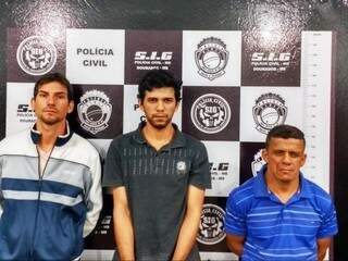 Os três homens acusados pela polícia de invadir casas em bairros pobres de Dourados (Foto: Divulgação)
