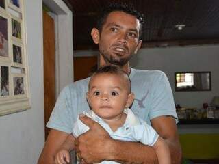 Johny e o filho Enzo, de apenas 4 meses, tiveram dengue este ano. (Foto: Natalia Yahn)
