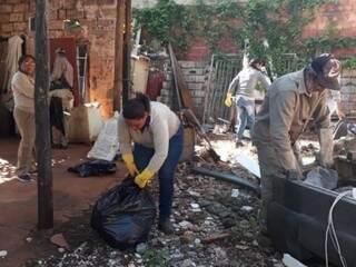 Agentes de saúde de Campo Grande limpam quintal sujo (Foto: PMCG/Divulgação)