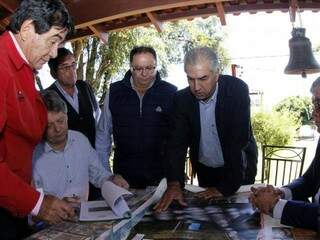 Reinaldo durante reunião com diretores da Itaipu Paraguai, em Porto Murtinho (Foto: Chico Ribeiro - Governo MS)