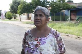 Sônia disse que mora há mais de 30 anos no bairro e o campo sempre foi um problema (Foto: Marcelo Victor)