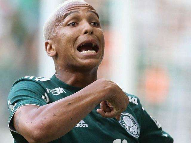 Com gols de Deyverson, Palmeiras vence o Gr&ecirc;mio por 2 a 0 e segue l&iacute;der