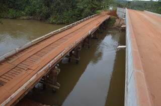 Antiga ponte de madeira e a nova ponte de concreto sobre o rio Sucuruí, em Costa Rica (Fogo: Agesul/Divulgação)