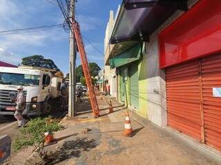 Comerciantes optaram por fechar as lojas enquanto equipes trabalhavam (Foto: Clayton Neves)