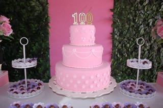 No bolo estava a velinha de 100 anos. (Foto: Simão Nogueira)