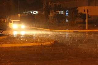 Chuva atingiu municípios do interior na noite de ontem. (Foto: Toninho Ruiz)