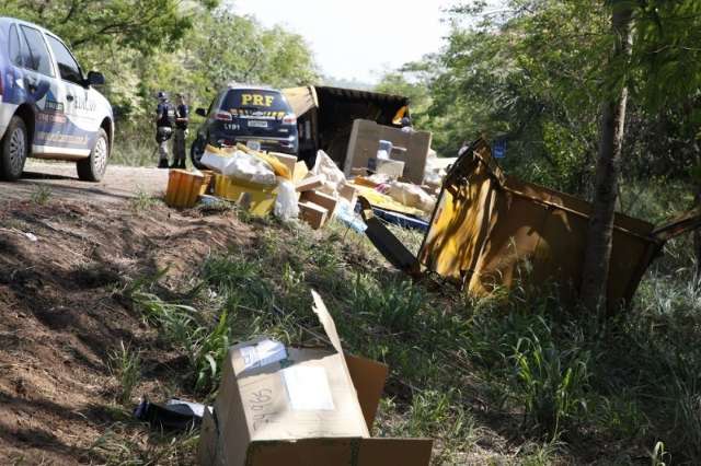  Motorista cochila e tomba carreta dos correios na BR-163