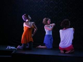 No palco, três mulheres, cada uma com sua particularidade. (Foto: Divulgação/Conectivo Corpomancia)