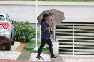 O guarda-chuva é proteção nos dias de chuva em Campo Grande (Foto: Marcos Maluf)