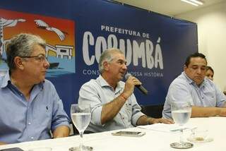 Deputado eleito, Evander Vendramini (PP), governador Reinaldo Azambuja (PSDB), no centro e o prefeito de Corumbá, Marcelo Iunes, à direita, durante evento (Foto: Assessoria - Governo MS)