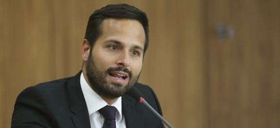 Calero &eacute; empossado e diz que ser&aacute; o ministro do di&aacute;logo