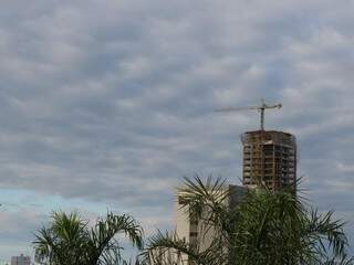 Céu em Campo Grande amanheceu nublado e previsão é de chuva (Foto: Henrique Kawaminami) 
