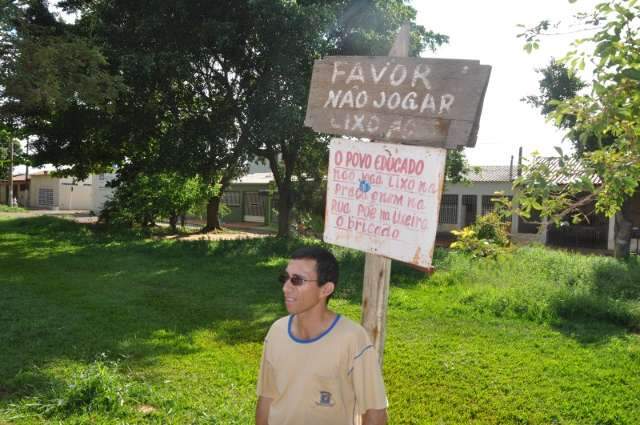 Sa&uacute;de faz panfletagem contra dengue nas Moreninhas, mas esquece limpeza