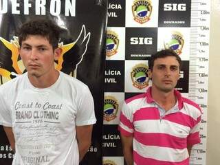 Fábio Pereira (mais alto) e Renato Souza estão presos por participação na tentativa de assalto (Foto: Sidney Bronka/94 FM)