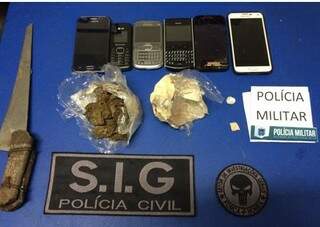 Foram encontradas drogas e celulares com os menores (Foto: Polícia Civil)