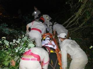 Bombeiros socorrem seminaristas que ficaram feridos ontem à noite (PM/DIvulgação/G1 Tocantins)
