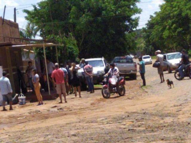 Sentados na cal&ccedil;ada de casa, irm&atilde;os s&atilde;o executados na fronteira