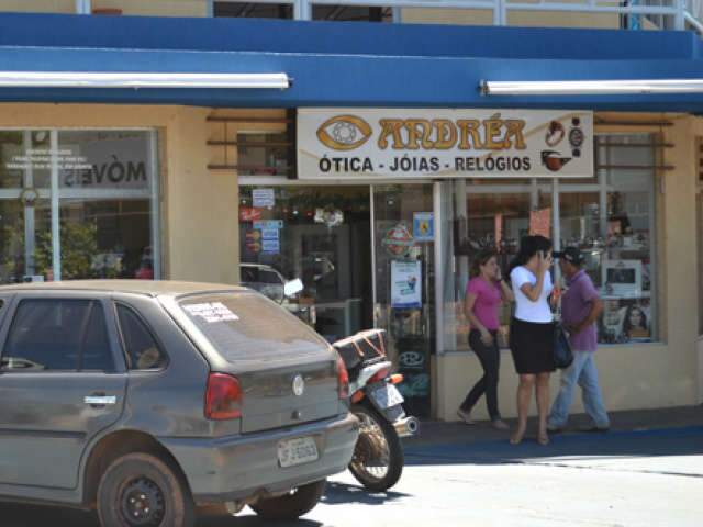  Dupla amarra funcion&aacute;rios e cliente em banheiro e rouba joalheria em Coxim