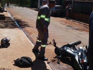Bandidos abandonaram moto após policial abortar assalto (Foto: Porã News)