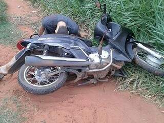 Lucas foi encontrado morto sentado ao lado da motocicleta (Foto: Minutoms)