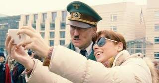 Hitler volta a ser ícone em Alemanha moderna no filme &quot;Ele está de volta&quot;, de David Wnendt (2015). (Foto: Reprodução Er ist wieder da)